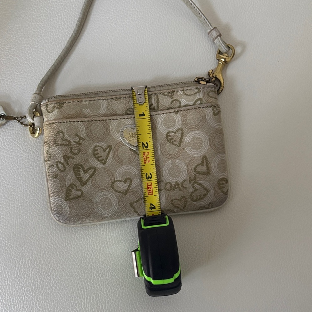 Coach Waverly Hearts Beige Heart Pattern Wristlet  ( PREOWNED) - Picture 15 of 16